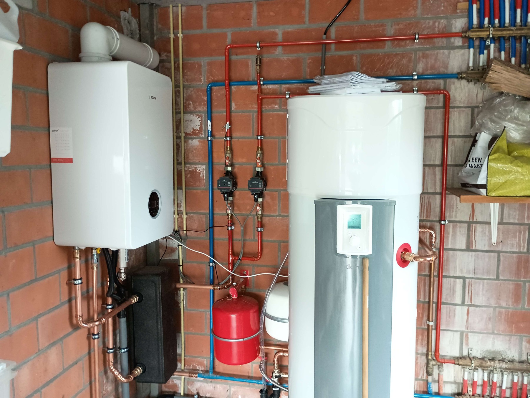 Bosch condensatieketel en warmtepompboiler bij verwarmingsrenovatie in Oostkamp